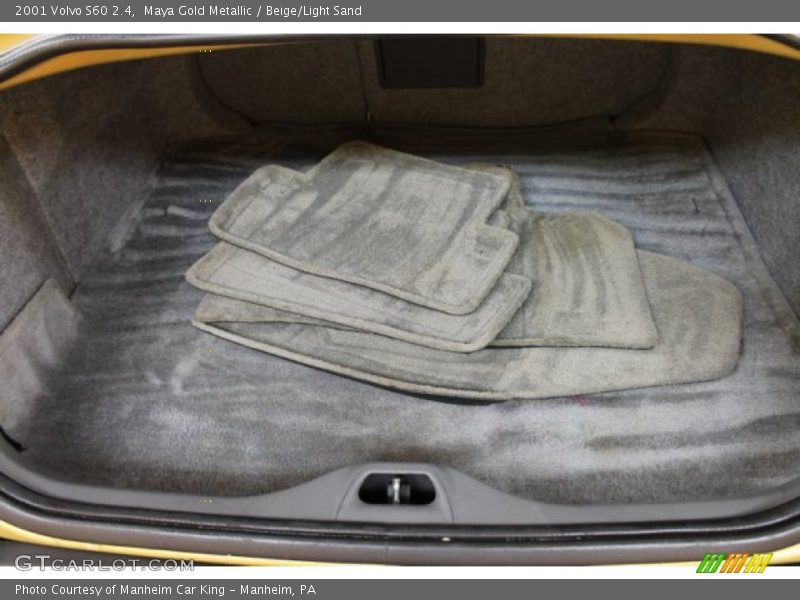 Maya Gold Metallic / Beige/Light Sand 2001 Volvo S60 2.4