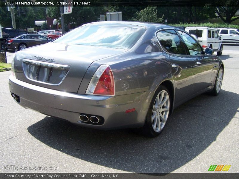 Grigio Alfieri / Nero 2005 Maserati Quattroporte