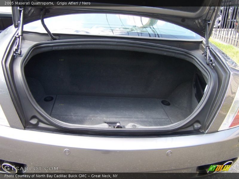 Grigio Alfieri / Nero 2005 Maserati Quattroporte