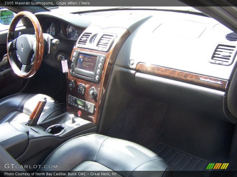 Grigio Alfieri / Nero 2005 Maserati Quattroporte