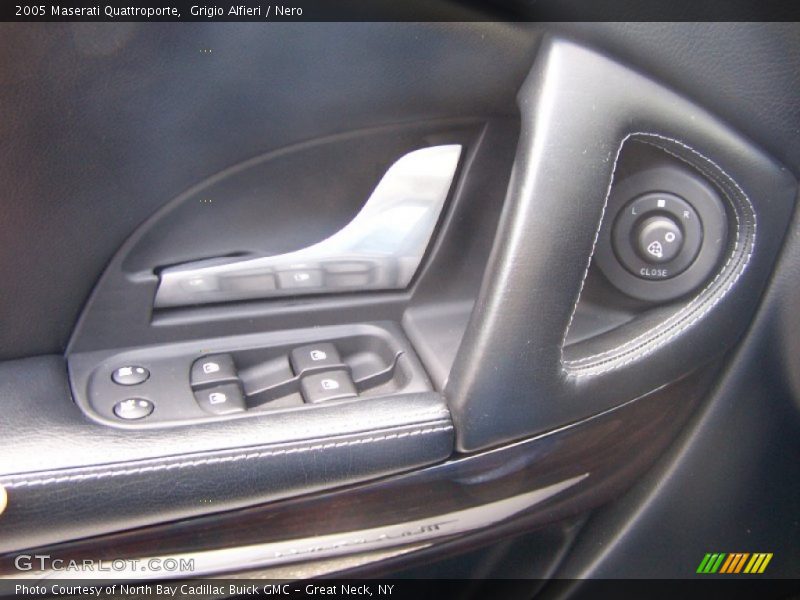 Grigio Alfieri / Nero 2005 Maserati Quattroporte