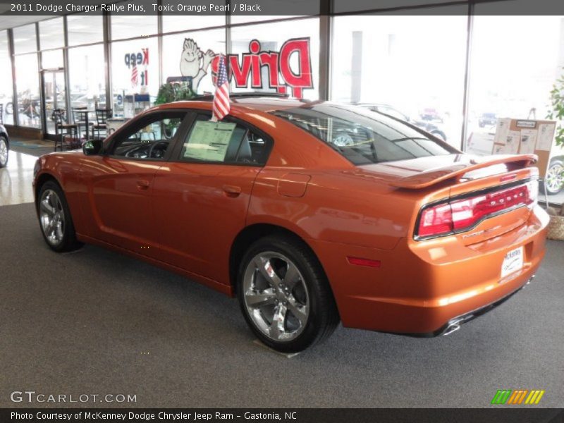 Toxic Orange Pearl / Black 2011 Dodge Charger Rallye Plus