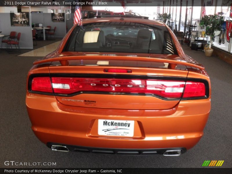 Toxic Orange Pearl / Black 2011 Dodge Charger Rallye Plus