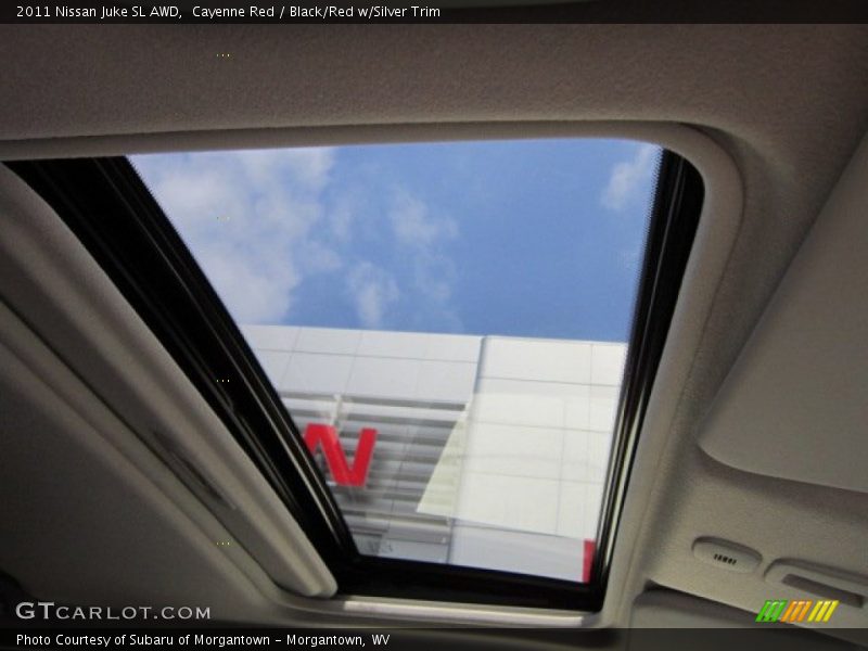 Sunroof of 2011 Juke SL AWD