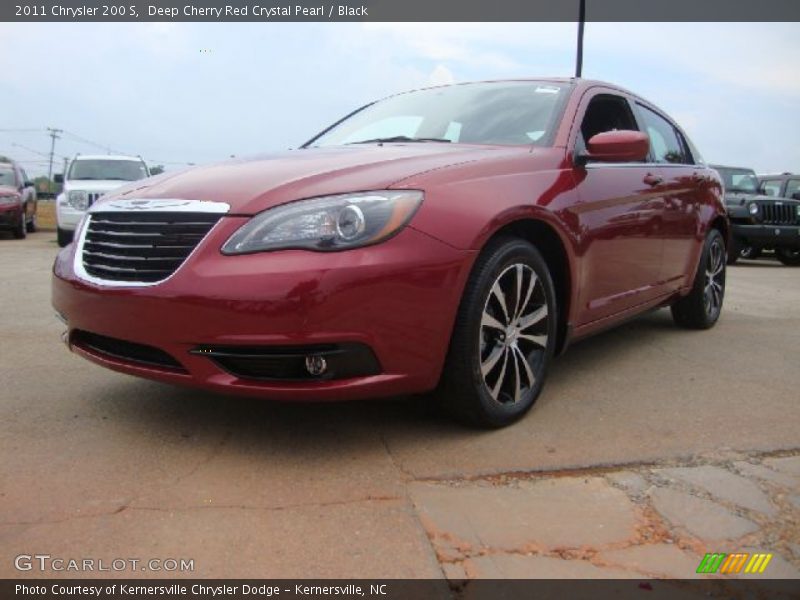 Front 3/4 View of 2011 200 S