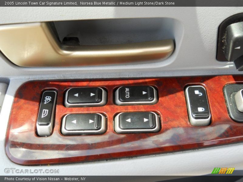 Norsea Blue Metallic / Medium Light Stone/Dark Stone 2005 Lincoln Town Car Signature Limited