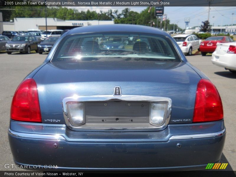 Norsea Blue Metallic / Medium Light Stone/Dark Stone 2005 Lincoln Town Car Signature Limited