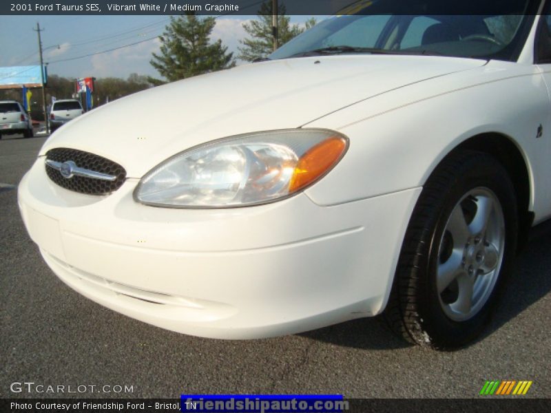 Vibrant White / Medium Graphite 2001 Ford Taurus SES