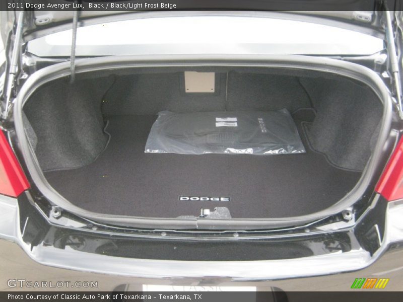  2011 Avenger Lux Trunk