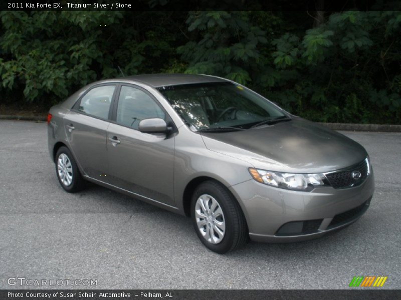 Front 3/4 View of 2011 Forte EX