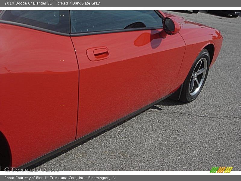 TorRed / Dark Slate Gray 2010 Dodge Challenger SE