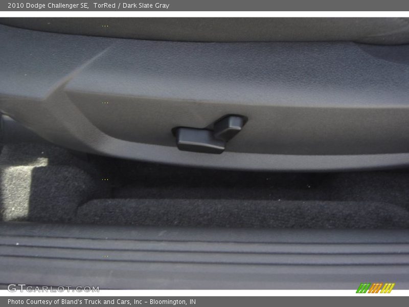 TorRed / Dark Slate Gray 2010 Dodge Challenger SE