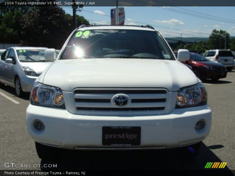 Super White / Ash 2004 Toyota Highlander V6 4WD