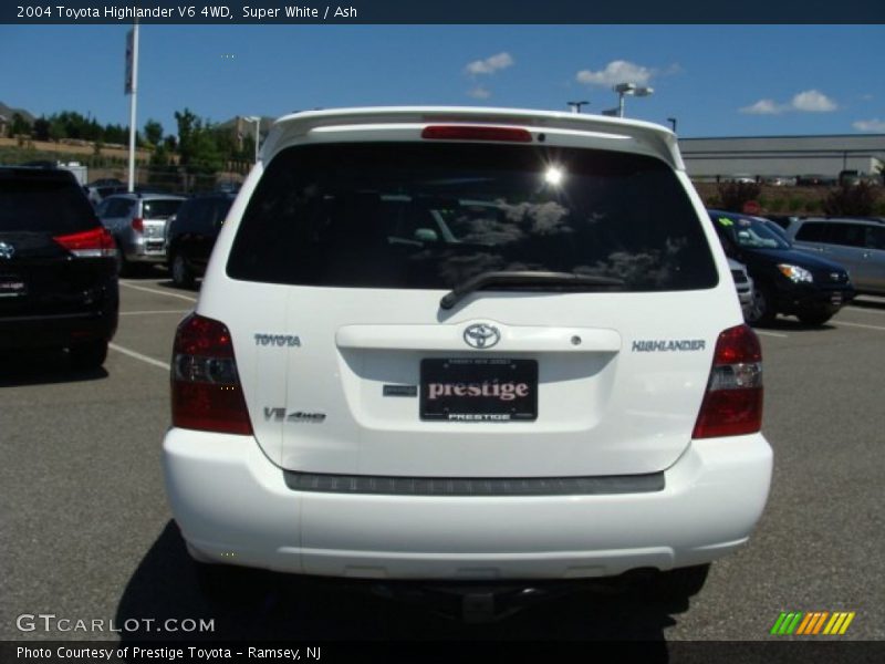 Super White / Ash 2004 Toyota Highlander V6 4WD