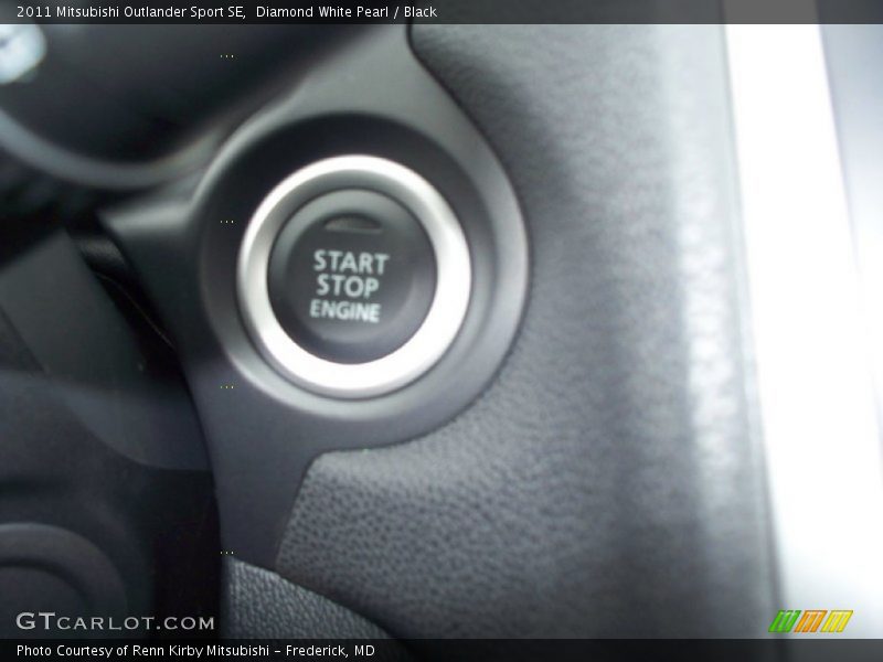 Diamond White Pearl / Black 2011 Mitsubishi Outlander Sport SE