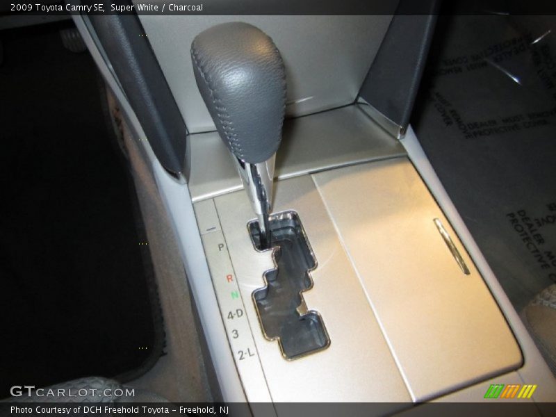 Super White / Charcoal 2009 Toyota Camry SE