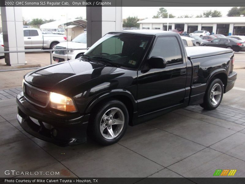 Front 3/4 View of 2002 Sonoma SLS Regular Cab