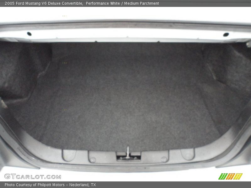 Performance White / Medium Parchment 2005 Ford Mustang V6 Deluxe Convertible