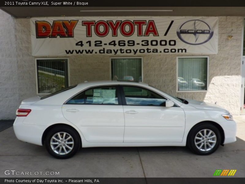 Super White / Bisque 2011 Toyota Camry XLE