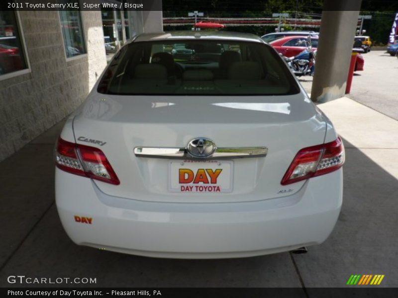 Super White / Bisque 2011 Toyota Camry XLE