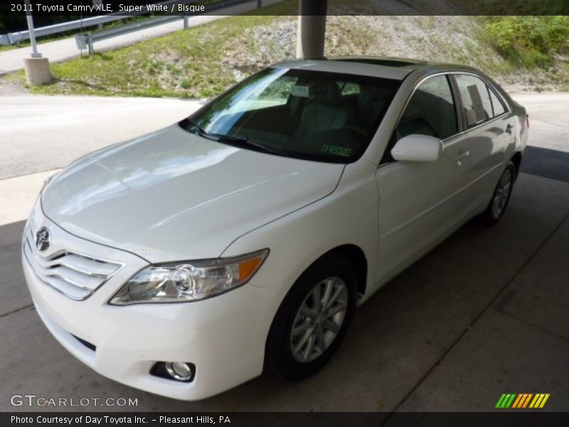 Super White / Bisque 2011 Toyota Camry XLE