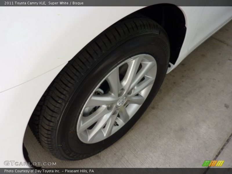 Super White / Bisque 2011 Toyota Camry XLE