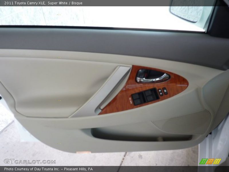 Super White / Bisque 2011 Toyota Camry XLE
