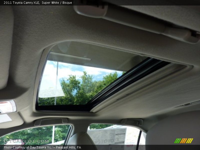 Super White / Bisque 2011 Toyota Camry XLE