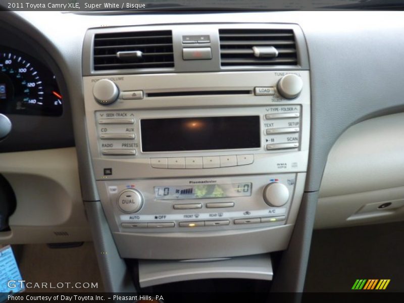 Super White / Bisque 2011 Toyota Camry XLE