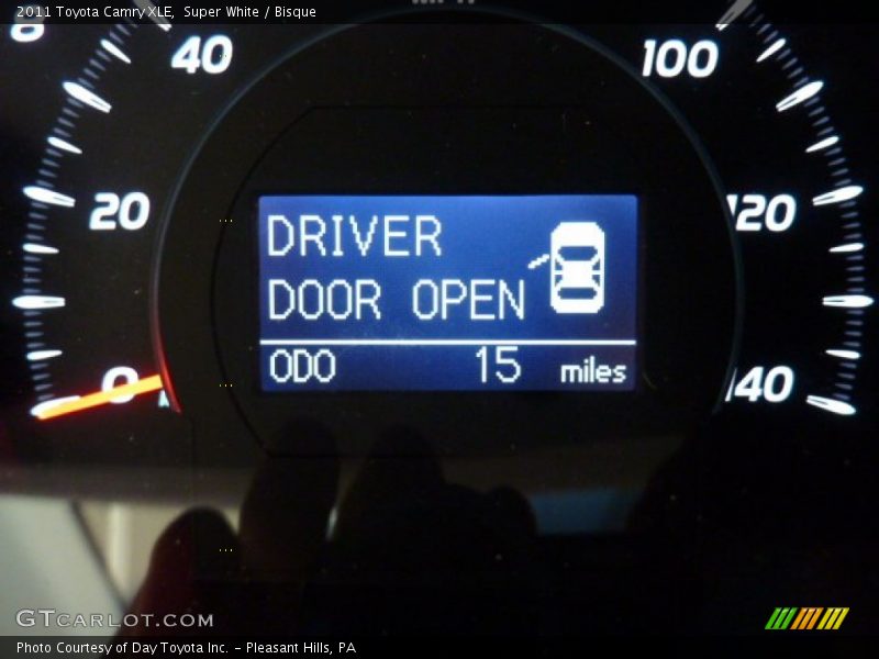 Super White / Bisque 2011 Toyota Camry XLE
