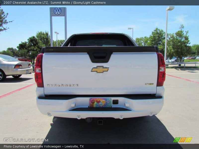 Summit White / Ebony/Light Cashmere 2007 Chevrolet Avalanche LTZ