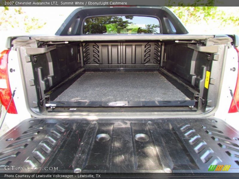 Summit White / Ebony/Light Cashmere 2007 Chevrolet Avalanche LTZ