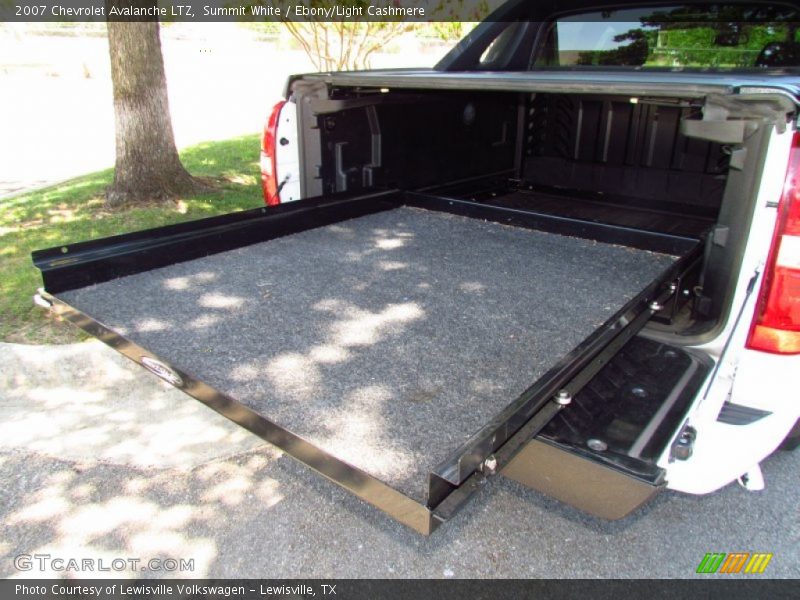 Summit White / Ebony/Light Cashmere 2007 Chevrolet Avalanche LTZ