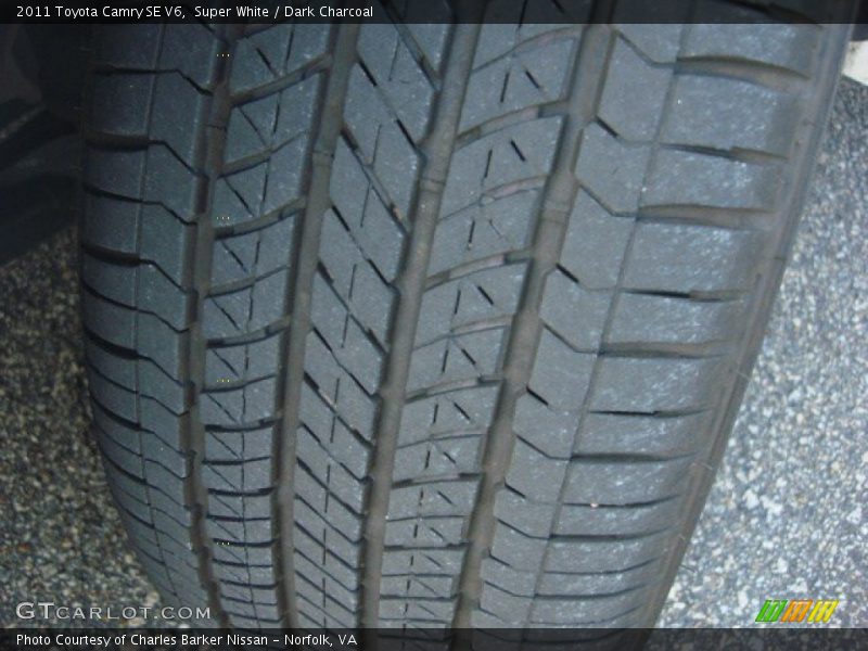 Super White / Dark Charcoal 2011 Toyota Camry SE V6