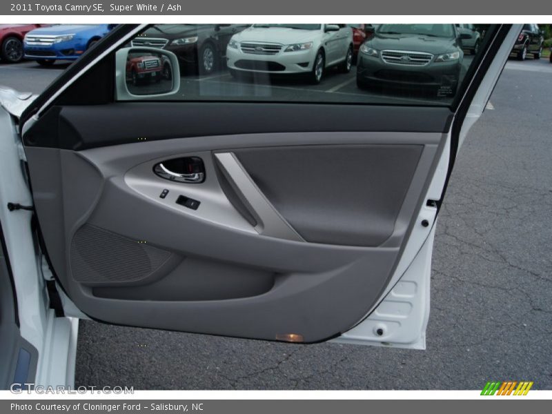 Super White / Ash 2011 Toyota Camry SE