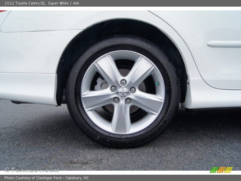 Super White / Ash 2011 Toyota Camry SE