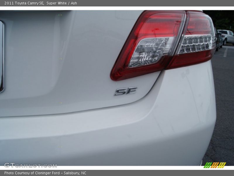 Super White / Ash 2011 Toyota Camry SE