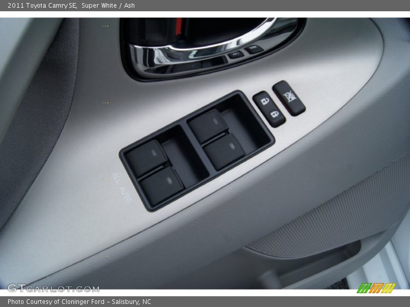 Super White / Ash 2011 Toyota Camry SE