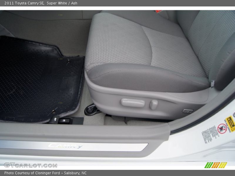 Super White / Ash 2011 Toyota Camry SE