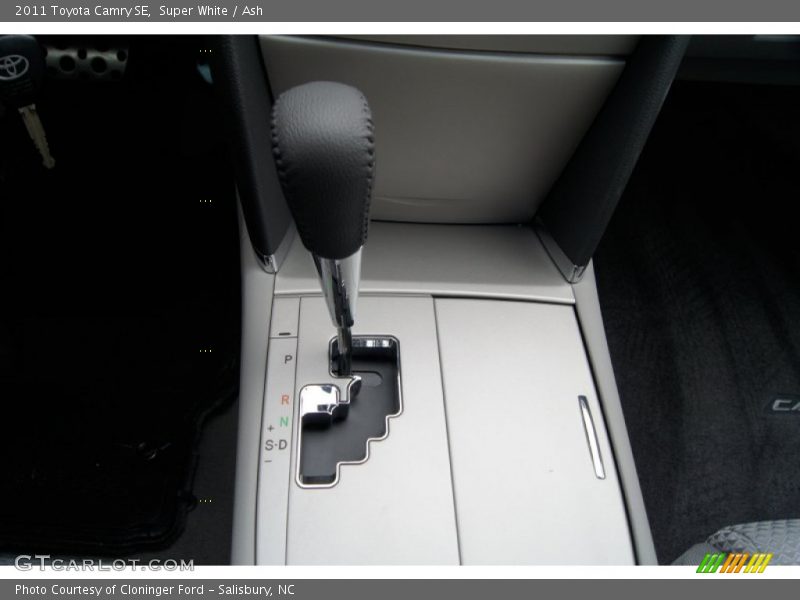 Super White / Ash 2011 Toyota Camry SE