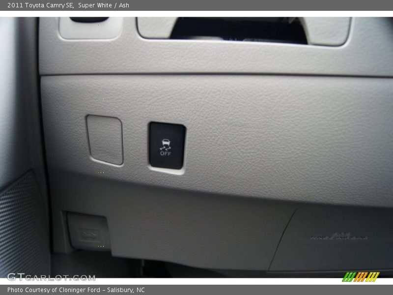 Super White / Ash 2011 Toyota Camry SE