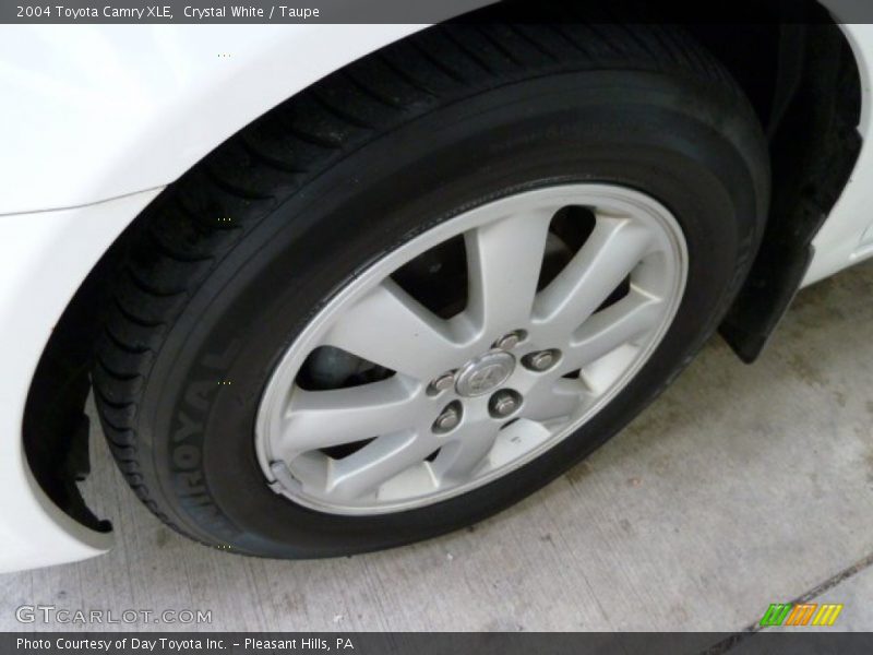 Crystal White / Taupe 2004 Toyota Camry XLE
