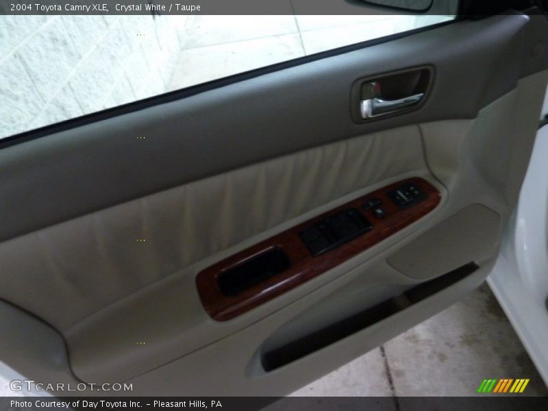 Crystal White / Taupe 2004 Toyota Camry XLE