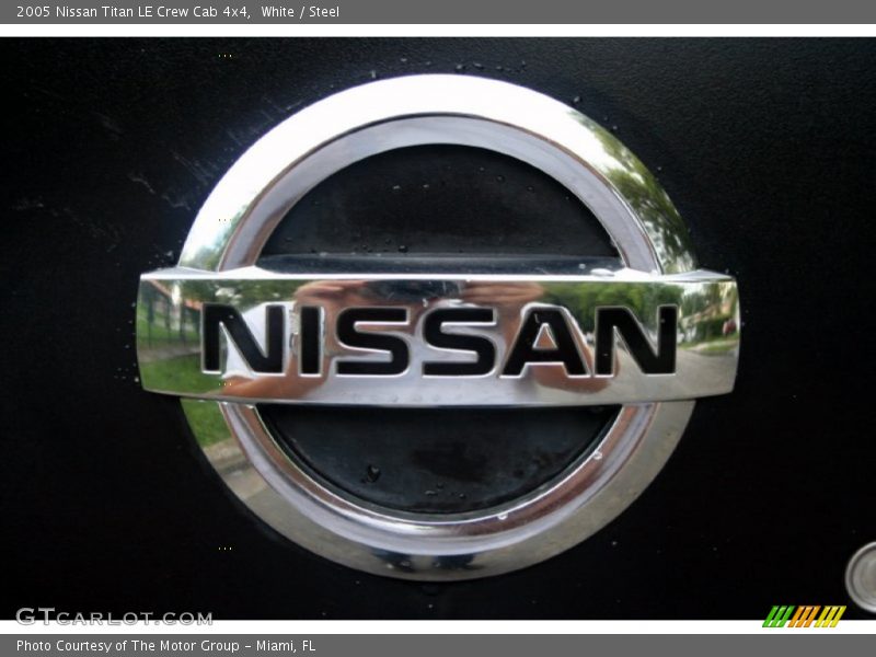 White / Steel 2005 Nissan Titan LE Crew Cab 4x4