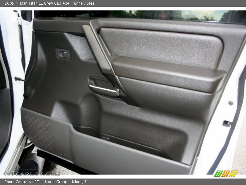 White / Steel 2005 Nissan Titan LE Crew Cab 4x4