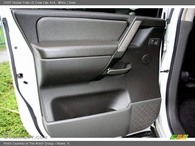 White / Steel 2005 Nissan Titan LE Crew Cab 4x4
