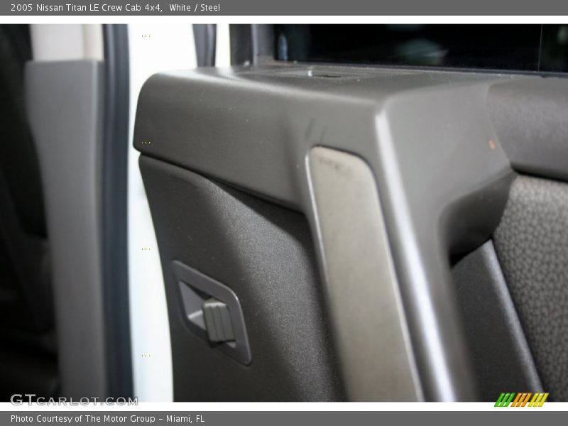 White / Steel 2005 Nissan Titan LE Crew Cab 4x4