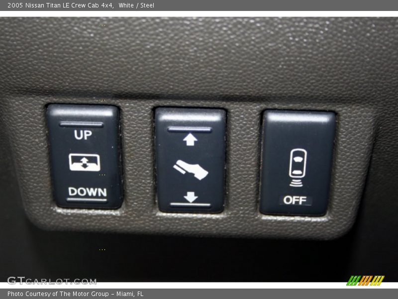 White / Steel 2005 Nissan Titan LE Crew Cab 4x4