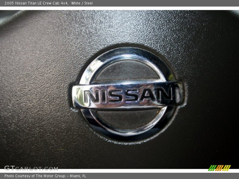 White / Steel 2005 Nissan Titan LE Crew Cab 4x4