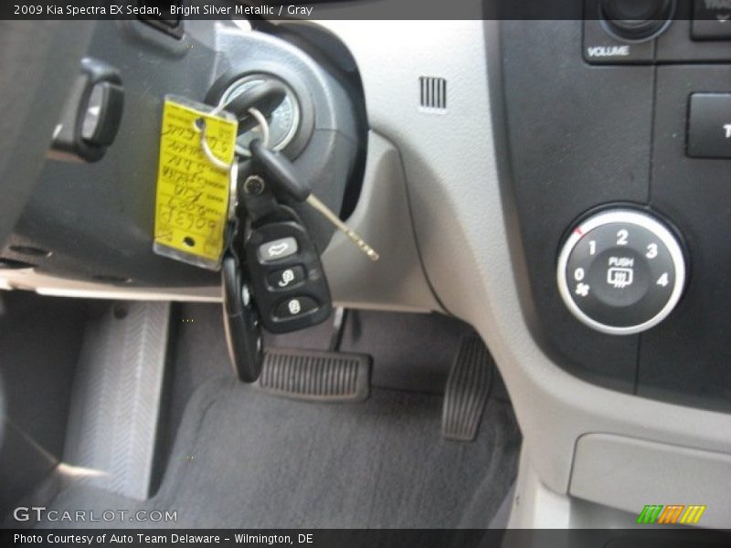 Bright Silver Metallic / Gray 2009 Kia Spectra EX Sedan